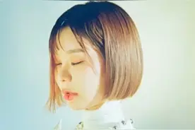 搞笑女--要爆炸的丰满感…充满自信的性感身材图片