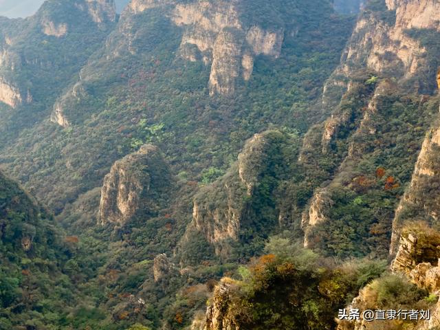 绵绵秋雨过后，杨树岭的路湿滑难行，唯峰顶的美景一如往常