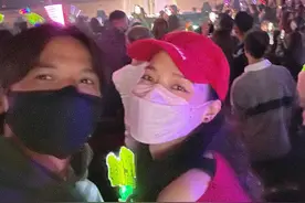 众星现身郑伊健演唱会！舒淇与冯德伦依偎秀恩爱，现场嗨翻太快乐图片