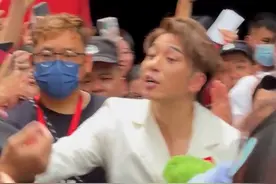 43岁吴卓羲被误叫林峯，尴尬微笑，被挤得表情失控，仍与粉丝合影图片