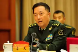 秦天接到命令上前线，回家向父亲秦基伟辞行，却被父亲大骂一顿图片