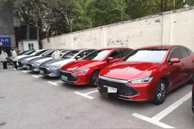 比亚迪秦plus dmi油耗有多低？一群人跑来挑战，冠军堪比摩托车图片