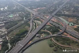 四川等级最高的一条高速公路：在隧道里都能跑出120公里的时速图片