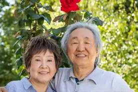 69岁大爷坦言：晚年不再婚，和亲家母搭伙过日子，舒心又幸福图片