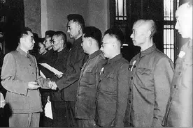 1955年授衔结束，台下还站着一人，周总理问其原因：没念到我名字图片