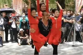 真是有伤风化！大爷身上挂着大妈，网友：枯藤老树昏鸦，一群疯子图片