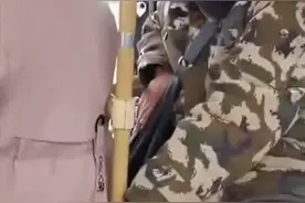 “咸猪手”！女子在公交上遭男子连续摸臀，交通服务热线：遇此情况及时向司机反馈图片