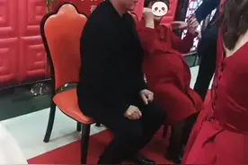 婚礼上喜婆婆挺孕肚参加，被宾客调笑一脸娇羞，新娘都看懵了图片