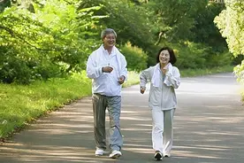 退休老人，不管你多有钱，也别随意请小区邻居“吃饭”图片