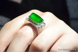 戒指的意义｜百岁老人戒指卡手不愿摘：他亲手为我戴上的图片