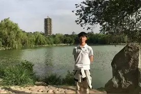 那个被北大录取的清洁工儿子，终于有时间帮妈妈干活了图片