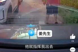 路人大哥热心指挥帮司机过超窄胡同图片