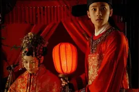 宝钗和宝玉成婚，贾元春送来一匹锦，贾母见后大吃一惊，贾府完了图片