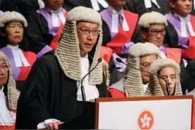 香港已回归24年，为何还留着殖民者装束？法官头顶的假发该摘了图片