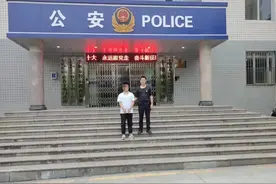 “贼手”开盲盒 警察蜀黍送“大礼”图片