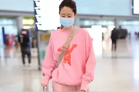 刘敏涛真懂“减龄”穿搭，粉色卫衣配百褶裙，年轻10岁不止图片