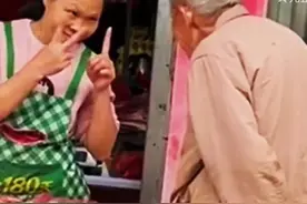 九旬老人买1块钱肉被拒，老人依依不舍的离开了肉摊图片