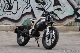 新车 | 售价10980元，轮上扭矩110牛·米，ZEEHO极核C!TY PLAY上市图片