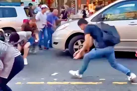 华人大姐当街撒钱 路人狂捡!西温华人豪宅房东四战租客，起因是?图片
