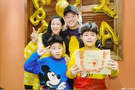 沙溢发声明否认出轨传闻，胡可晒一家四口幸福合影，力挺老公图片