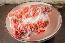 网上5分钟快速解冻，肉还不用水泡？真的靠谱吗？看完长见识了图片