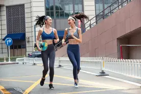 每天慢跑40分钟以上，长期坚持，6个好处不请自来图片