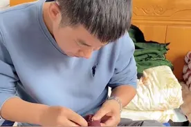 网友怒赞！潍坊奶爸缝棉袄手艺绝了图片