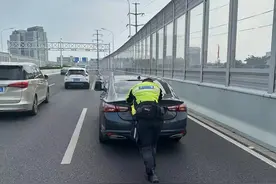 小车高架上“趴窝”，高温下交警秒变“推车工”图片