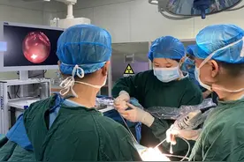 女子突然“看不清”视力下降查出脑里有肿瘤图片