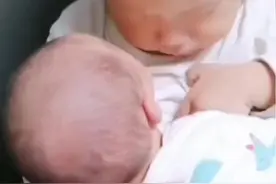 妈妈上厕所，两岁的哥哥给弟弟喂奶，网友：他怎么抱得这么好图片