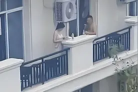 男子光着膀子，女子穿着清凉的衣服在阳台上聊天，着实让人误会图片