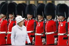 小男孩被英国皇家卫兵毫不犹豫撞倒后，网友们吵翻了图片