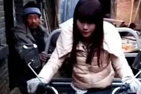 1997年河南老汉捡到弃婴，靠拾荒养大她，24年后女儿身价上亿报答图片