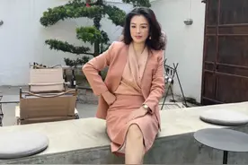 这位158微胖妈妈真会穿，衣服讲究“老款嫩色”，50岁美过30岁图片