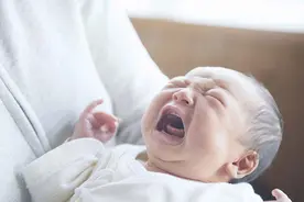 孩子出生后第1口喝奶还是喝水？不少奶奶搞错了！影响娃的免疫力图片