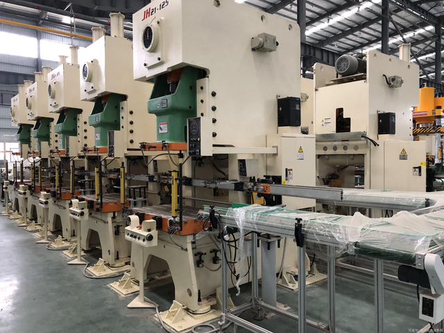 通过优化共振能量传递系统，提升冲压机的工作性能和系统动态特性