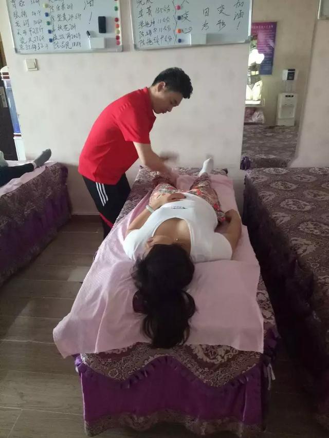 90后小伙假装盲人按摩师，专给富婆做全身服务，他：我要守住底线