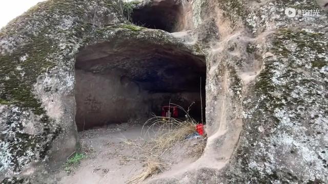 重庆永川闹市边发现一处奇观，山坡全被掏空，到处是窟窿