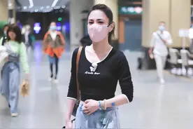 阿娇太会了！露脐上衣配高腰裤还不够，脚踩一双厚底鞋显高10公分图片