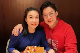 郭晶晶喜迎41岁生日！为霍家生三胎奖励13亿，如今生活依旧朴素图片