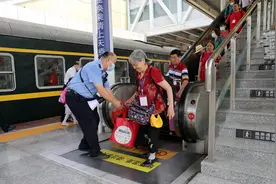 广西桂林开行今年首趟旅游专列图片