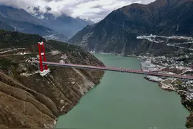 建在天上的雅康高速，一条隧道一座桥，318进藏路上一道靓丽风景图片