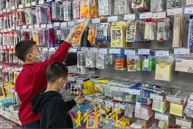 步枪橡皮、流沙笔盒…文具店成了“玩具店”，家长咋帮孩子选？图片