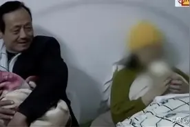 2021年女大学生失恋后发疯，殴打六旬母亲，执意嫁给50岁的流浪汉图片