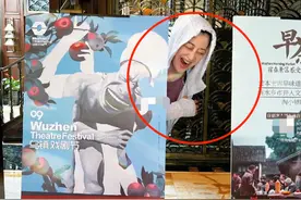 47岁梅婷站路中央拍照，穿紧身裤秀好身材，对镜头凹造型十分俏皮图片