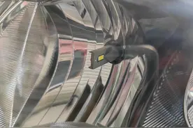 自己动手换车大灯，卤素灯泡更换成LED灯泡图片