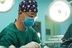 手术室的秘密：一台10万的手术，主刀医生可以赚多少？看完涨知识图片
