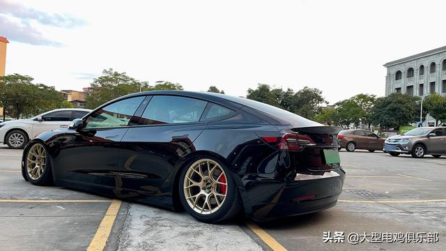 黑色特斯拉model3 | 改装气动避震&金色锻造轮毂