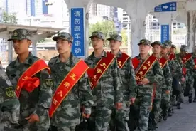 高考考完，只考400分，是去当兵还是上大专？怎么选？看老兵咋说图片