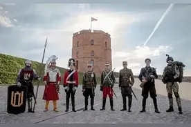 21张珍贵老照片，80年代卖冰棍的女孩，80年代公交车上的收费员图片